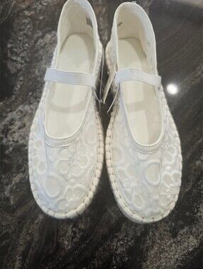 Women’s White Lace Mary Jane Flats. Size 7